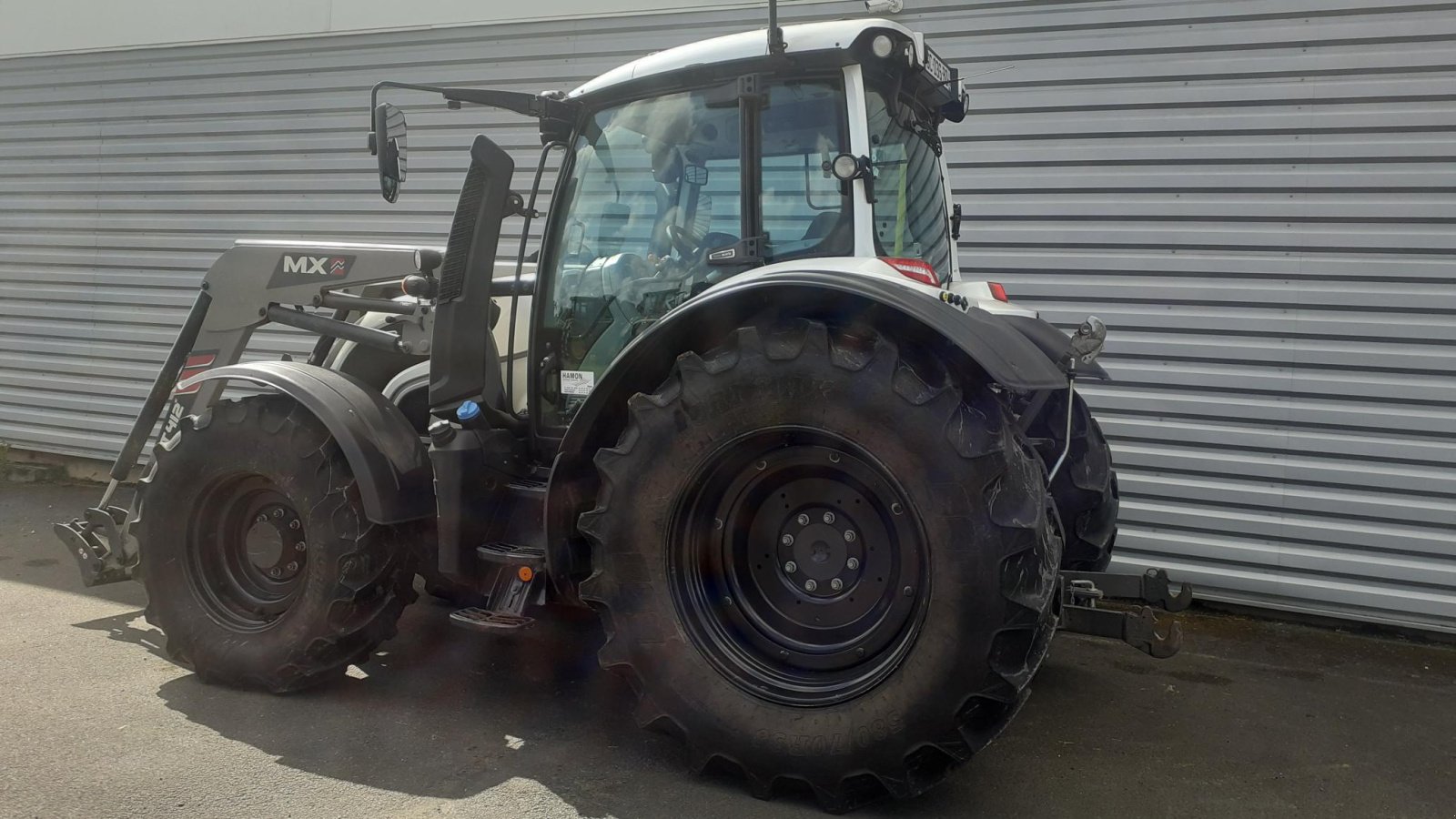 Traktor du type Valtra TRACTEUR OCC, Gebrauchtmaschine en Les Touches (Photo 4)