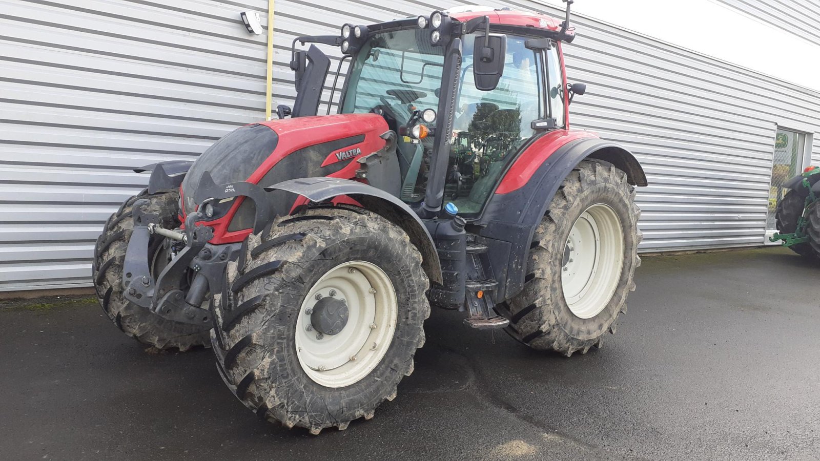 Traktor del tipo Valtra TRACTEUR OCC, Gebrauchtmaschine In Les Touches (Immagine 1)