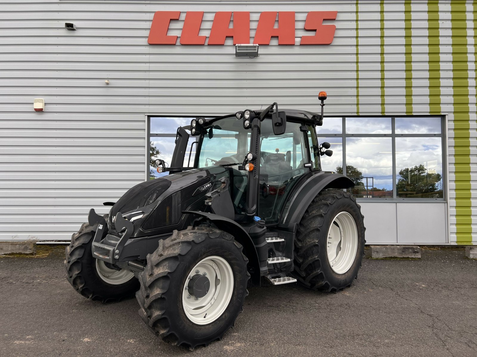 Traktor of the type Valtra TRACTEUR VALTRA G105, Gebrauchtmaschine in Gannat (Picture 8)