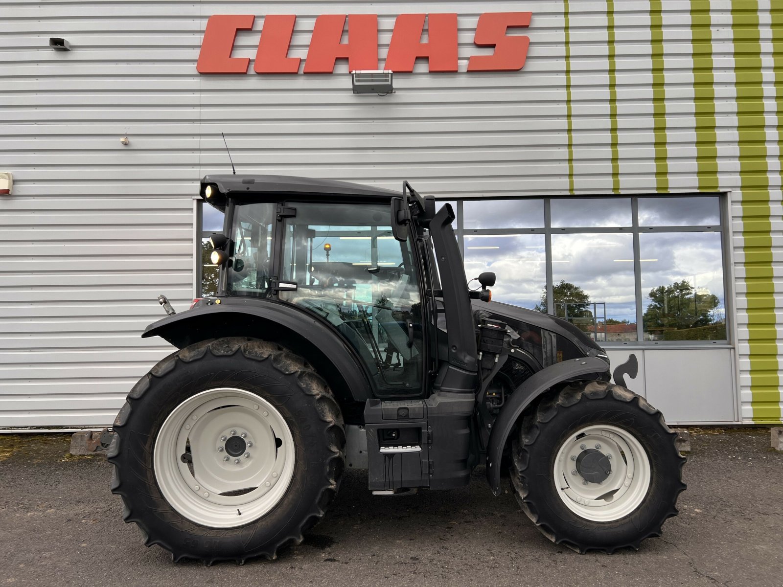 Traktor of the type Valtra TRACTEUR VALTRA G105, Gebrauchtmaschine in Gannat (Picture 2)