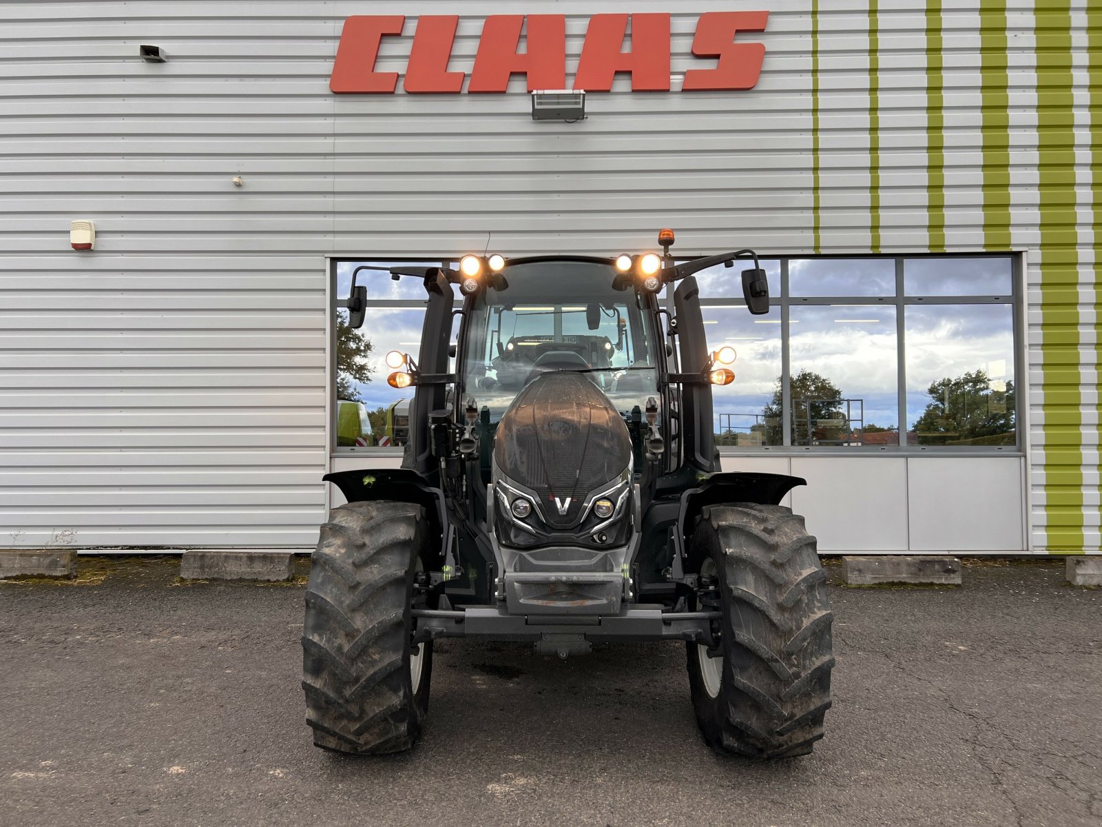 Traktor van het type Valtra TRACTEUR VALTRA G105, Gebrauchtmaschine in Gannat (Foto 9)