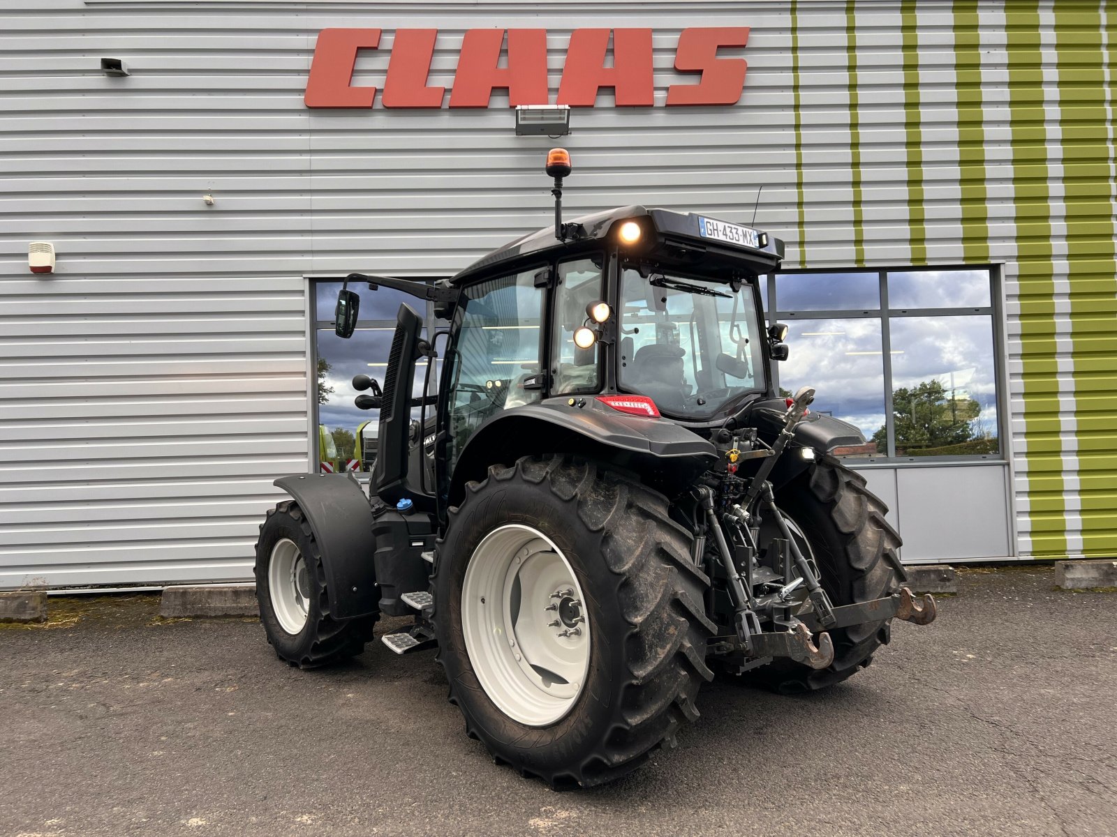 Traktor van het type Valtra TRACTEUR VALTRA G105, Gebrauchtmaschine in Gannat (Foto 5)