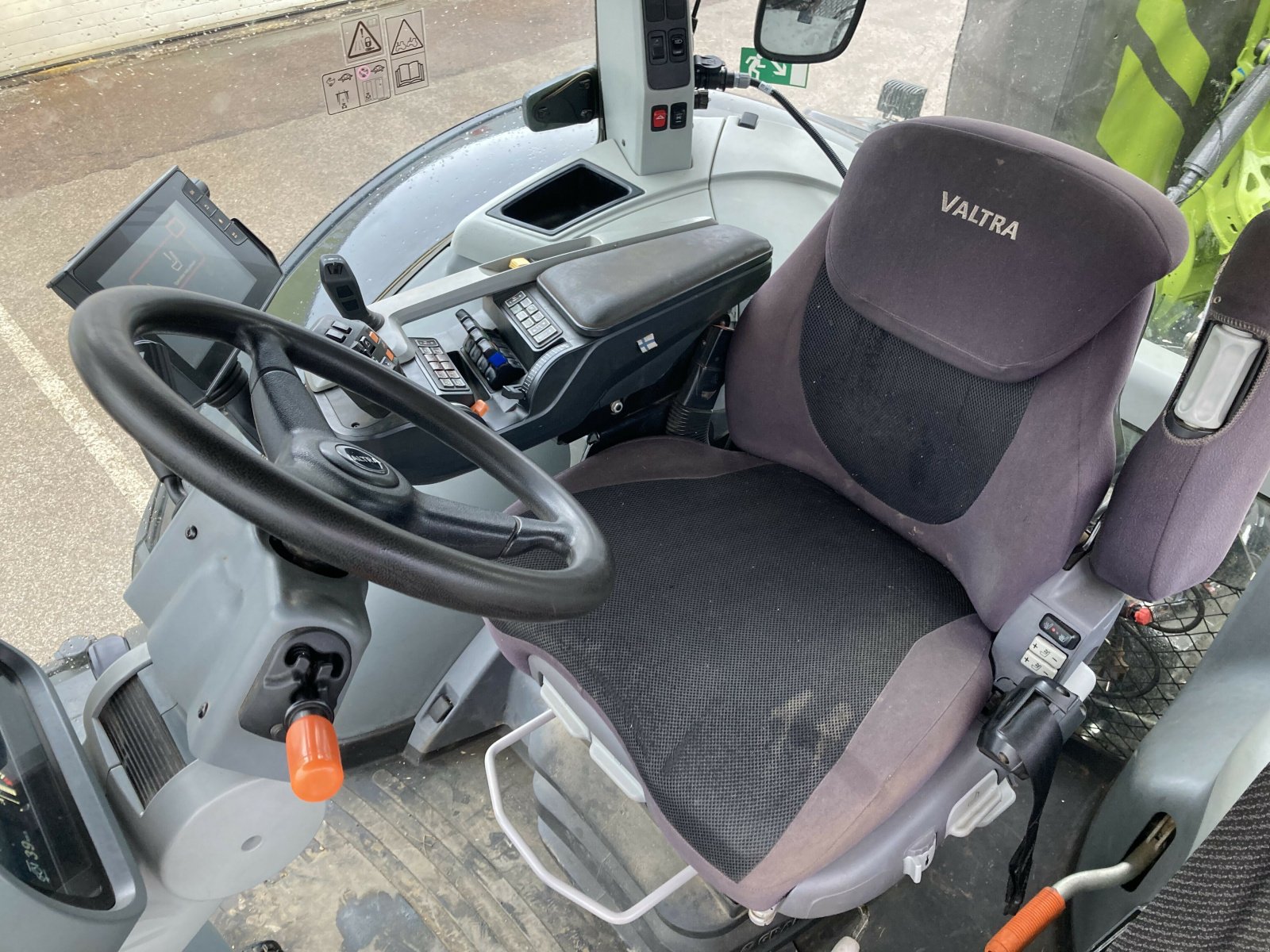 Traktor del tipo Valtra TRACTEUR VALTRA S 374, Gebrauchtmaschine en NOGENT (Imagen 5)