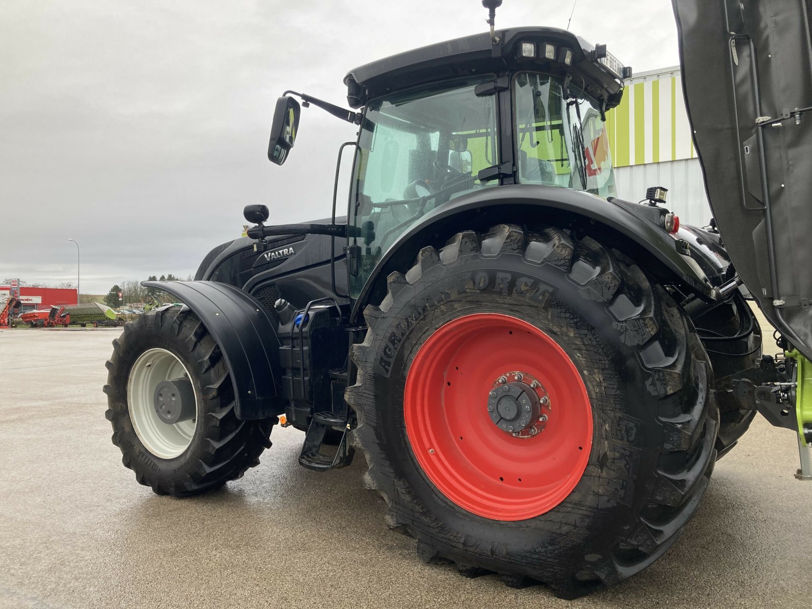 Traktor des Typs Valtra TRACTEUR VALTRA S 374, Gebrauchtmaschine in NOGENT (Bild 2)