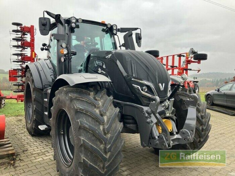 Traktor of the type Valtra Valtra T215V, Vorführmaschine in Tauberbischofheim (Picture 1)