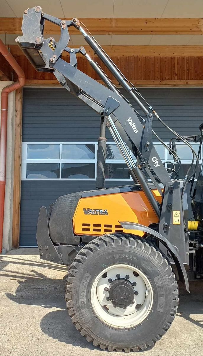 Traktor типа Valtra X 100, Gebrauchtmaschine в Villach/Zauchen (Фотография 2)