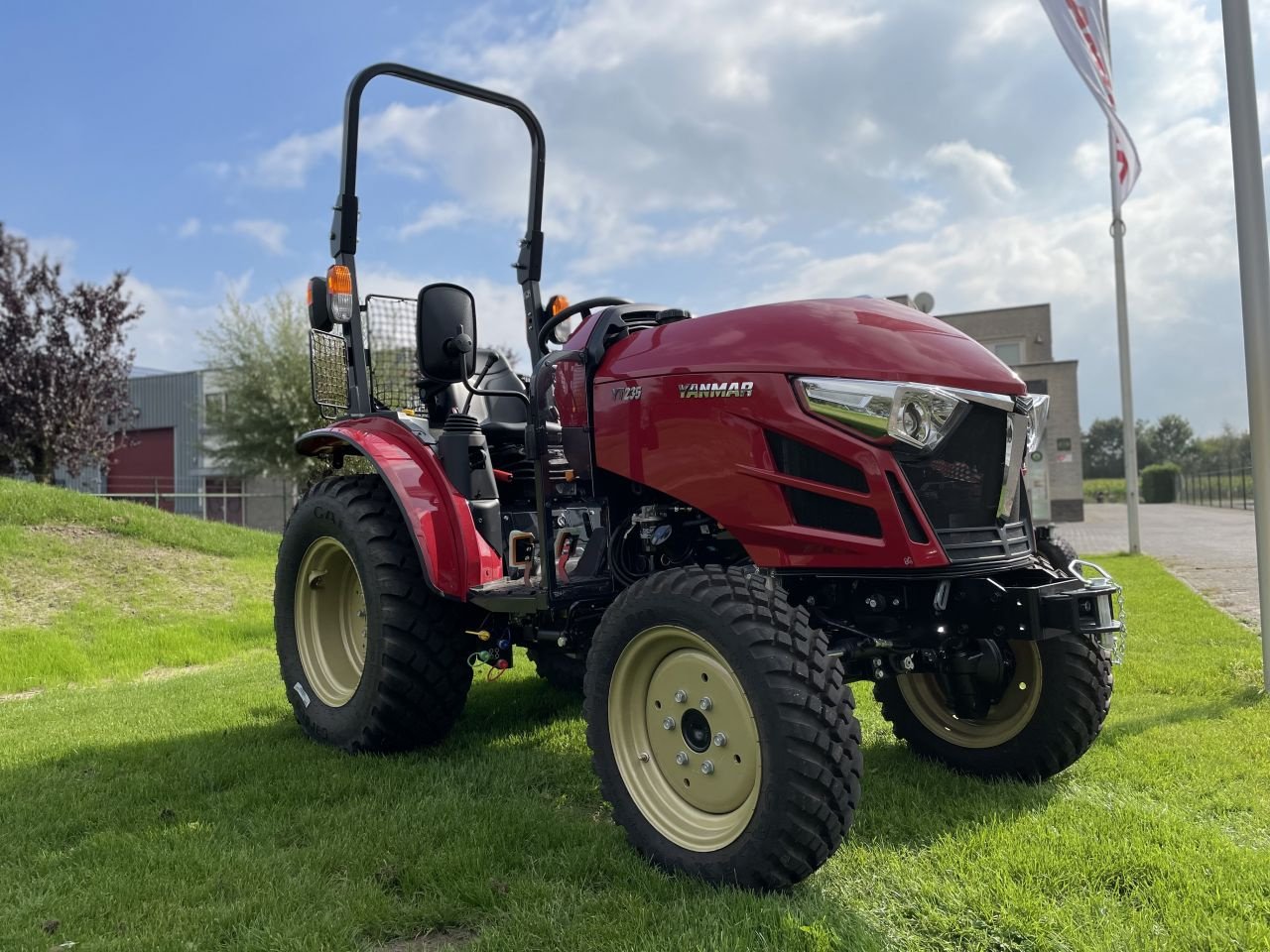 Traktor of the type Yanmar YT235, Neumaschine in MARIAHOUT (Picture 1)