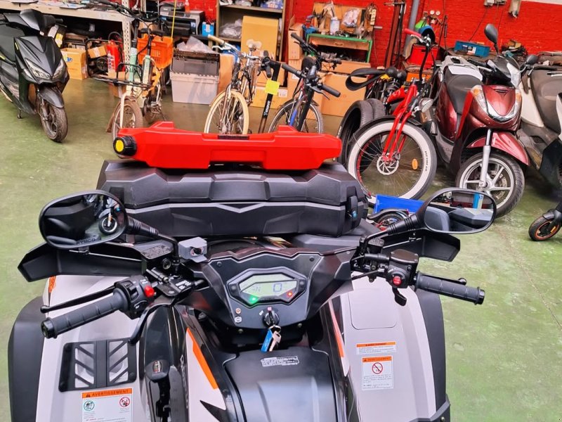 Transporter & Motorkarre del tipo Kymco mxu 700i, Neumaschine en paris (Imagen 1)