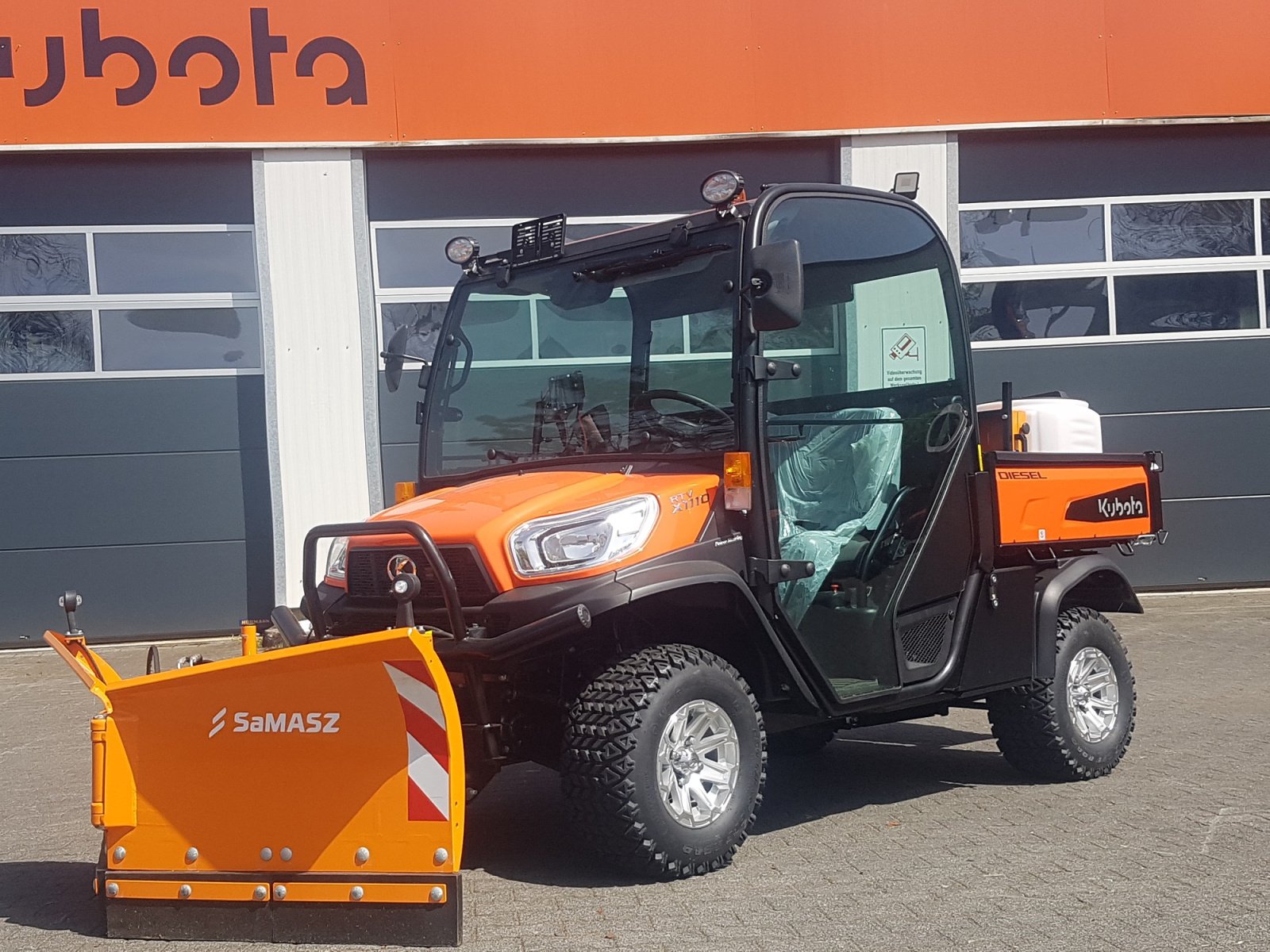 Transportfahrzeug des Typs Kubota RTVX 1110 Winterdienstpaket, Neumaschine in Olpe (Bild 4)