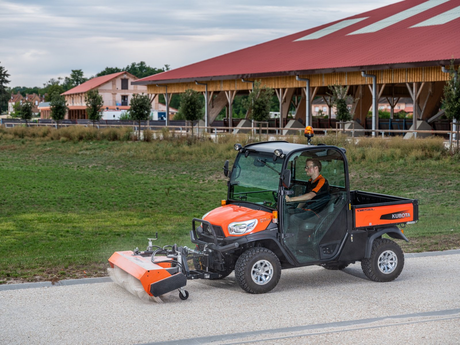 Transportfahrzeug of the type Kubota RTVX1110 incl Frontkehrmaschine, Neumaschine in Olpe (Picture 4)