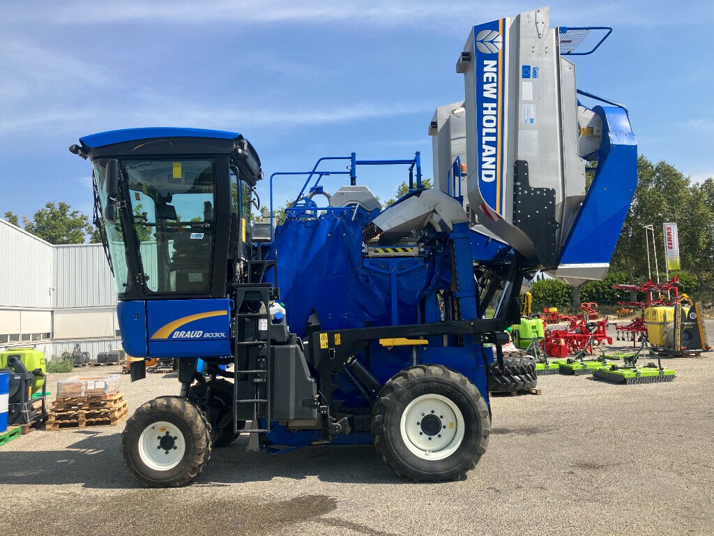 Traubenvollernter du type New Holland MACHINE A VENDANGER 8030, Gebrauchtmaschine en SAINT ANDIOL (Photo 1)