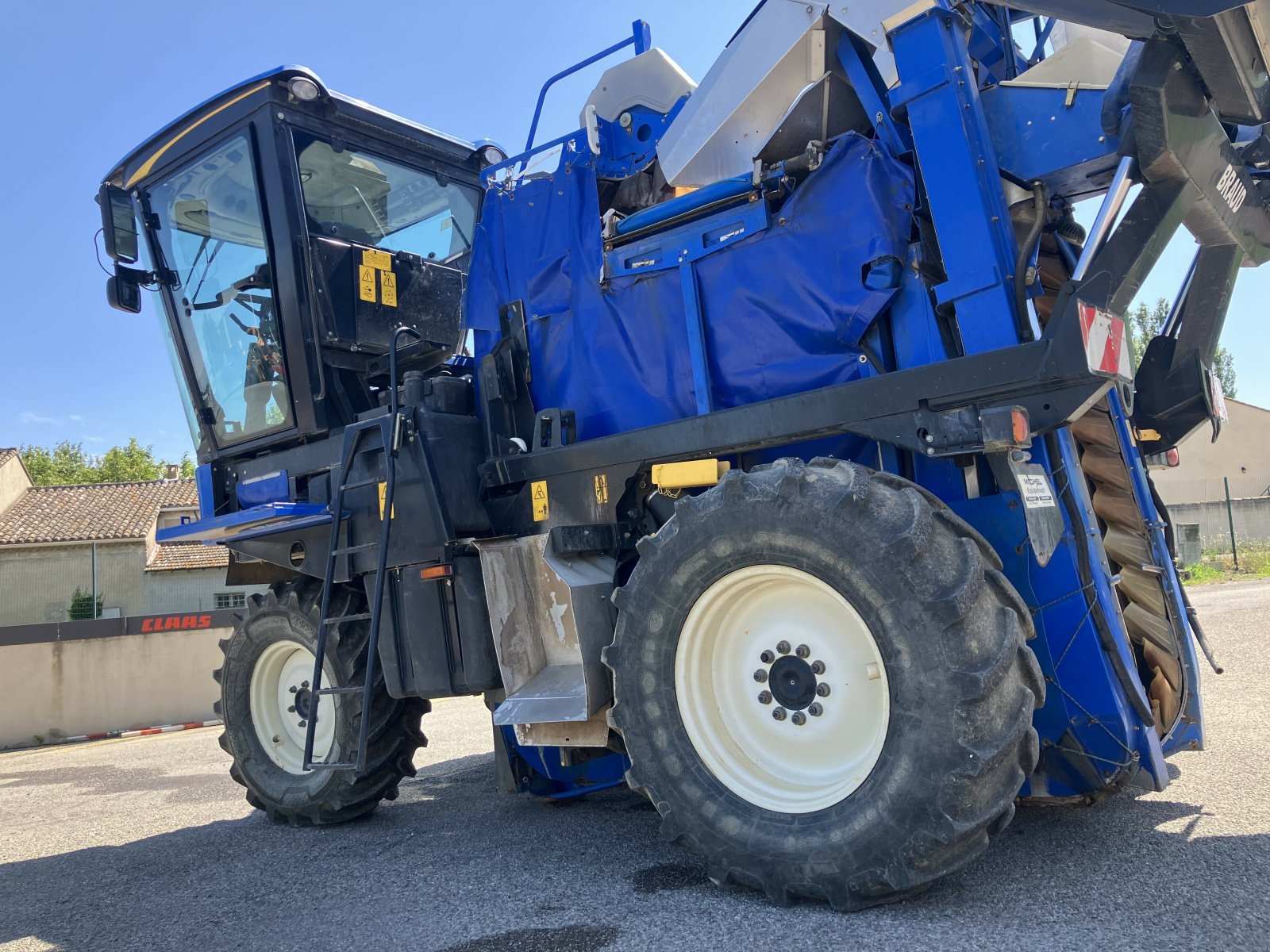 Traubenvollernter des Typs New Holland MACHINE A VENDANGER, Gebrauchtmaschine in SAINT ANDIOL (Bild 3)