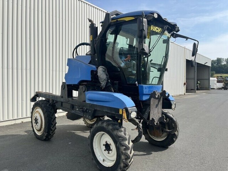 Traubenvollernter van het type New Holland TRACTEUR ENJAMBEUR, Gebrauchtmaschine in CHATEAU GAILLARD (Foto 2)