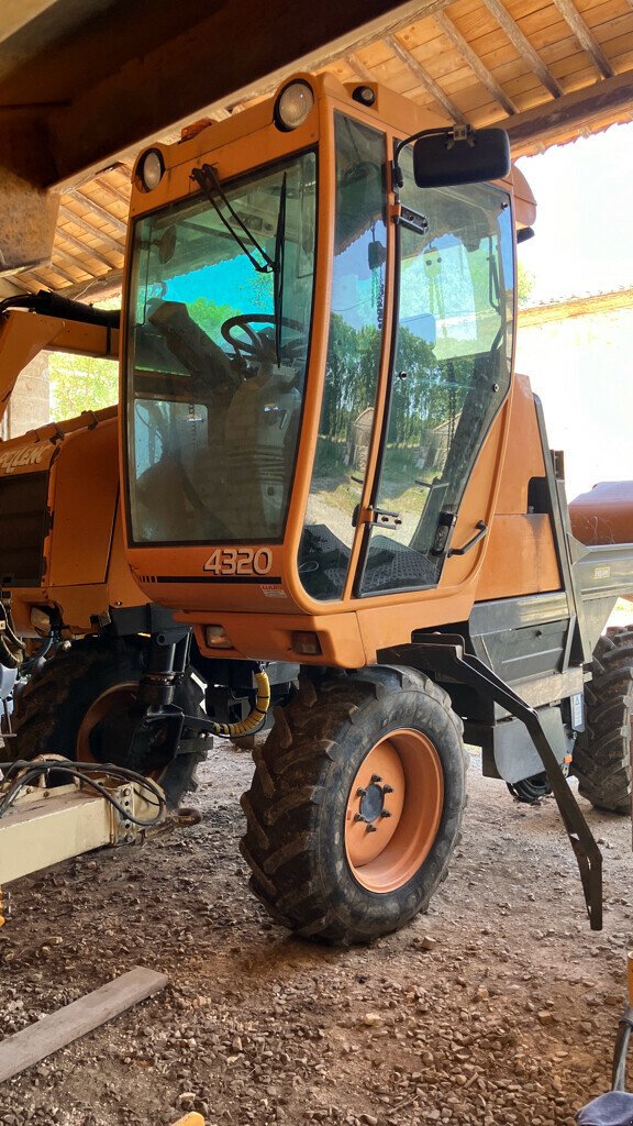 Traubenvollernter del tipo Pellenc MACHINE A VENDANGER 4320, Gebrauchtmaschine In SAINT ANDIOL (Immagine 1)