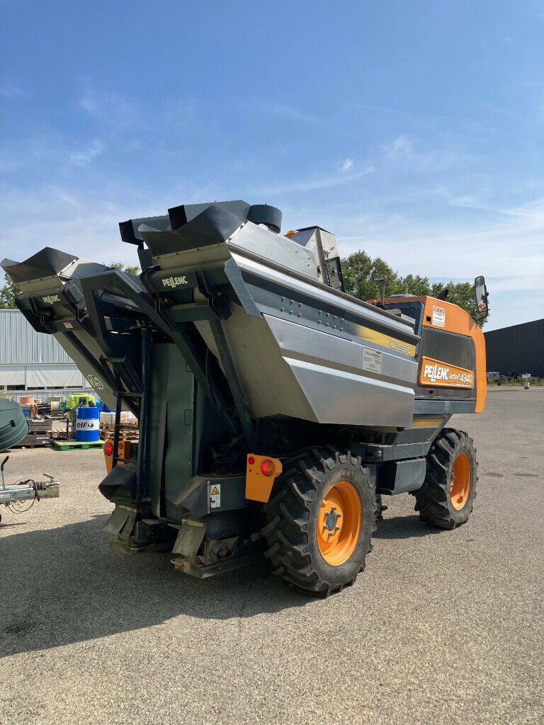 Traubenvollernter van het type Pellenc MACHINE A VENDANGER 4340, Gebrauchtmaschine in SAINT ANDIOL (Foto 4)