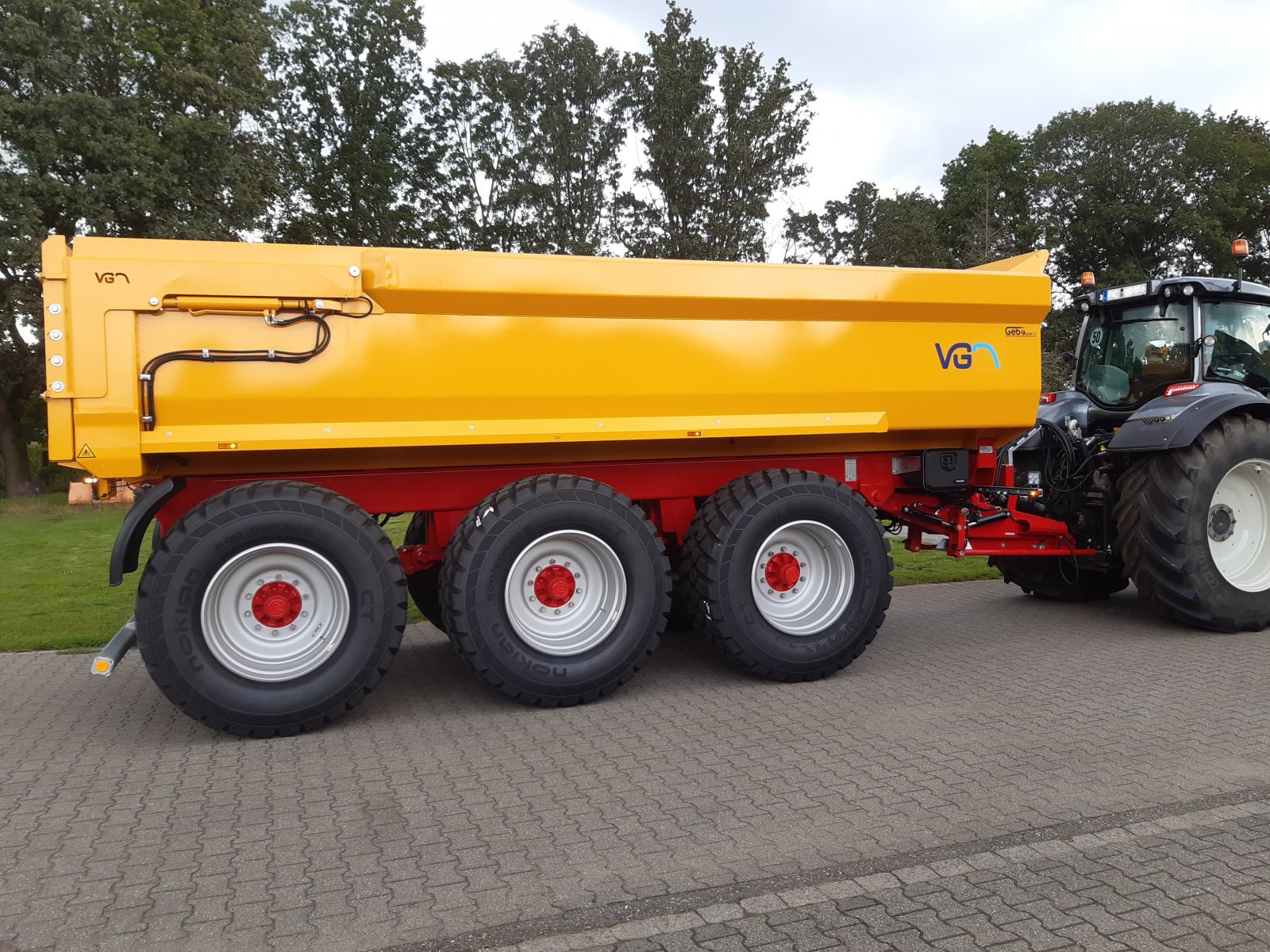 Tridemkipper van het type VGM (Van Ginkel machines) ZK30-2 Tridem-Schwerlast-Muldenkipper, Neumaschine in Bocholt (Foto 9)