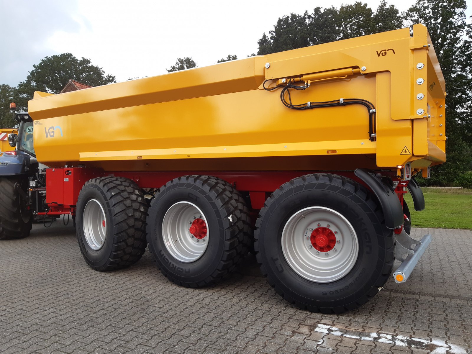 Tridemkipper van het type VGM (Van Ginkel machines) ZK30-2 Tridem-Schwerlast-Muldenkipper, Neumaschine in Bocholt (Foto 12)