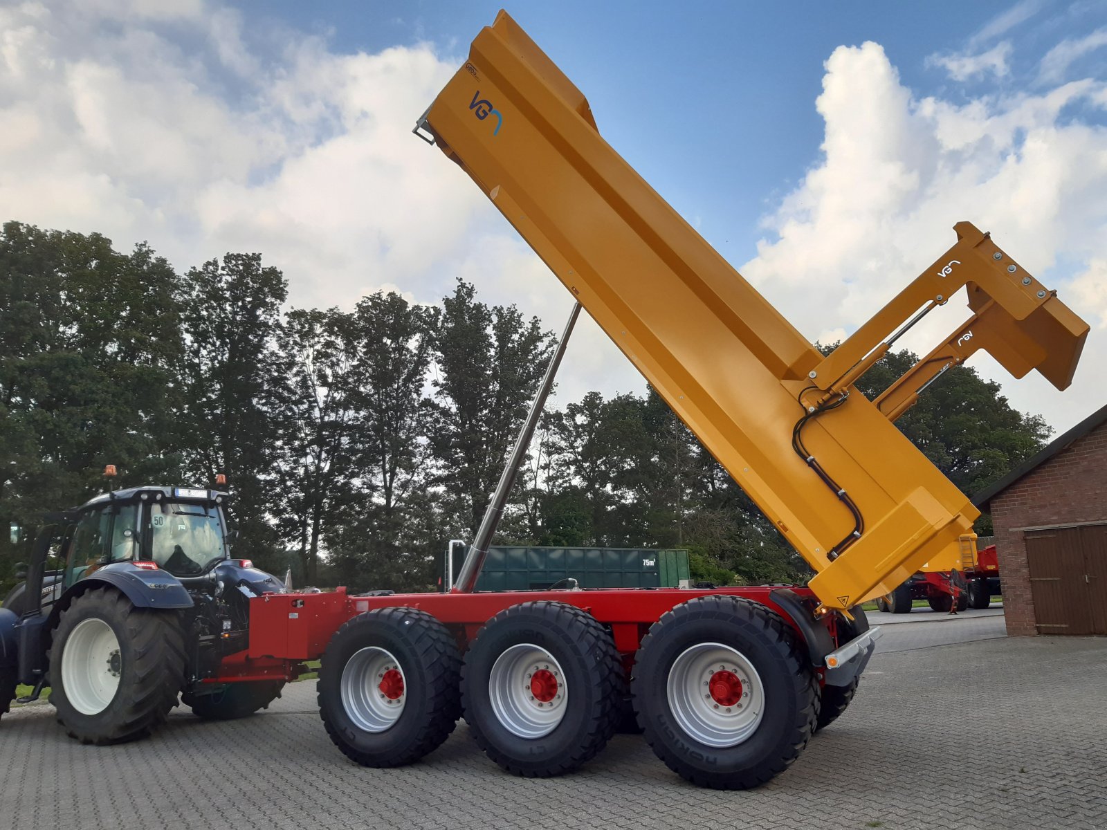 Tridemkipper van het type VGM (Van Ginkel machines) ZK30-2 Tridem-Schwerlast-Muldenkipper, Neumaschine in Bocholt (Foto 17)