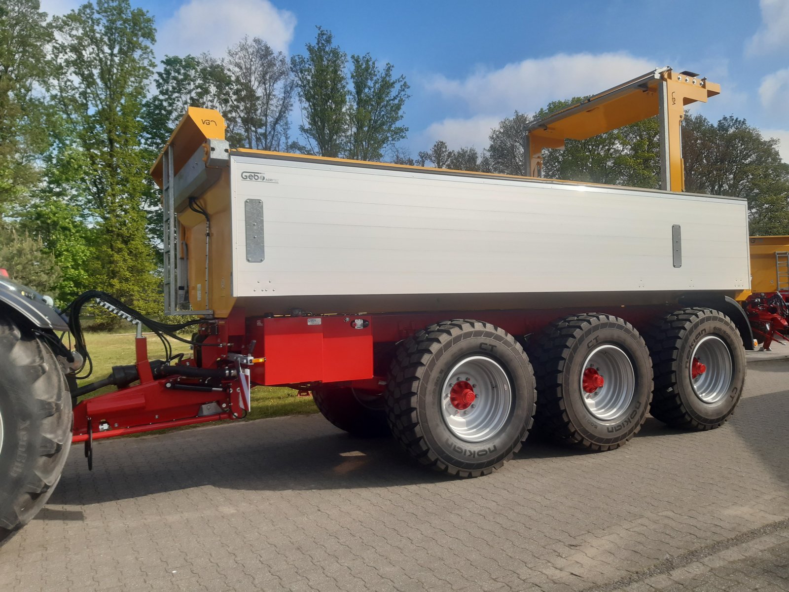 Tridemkipper van het type VGM (Van Ginkel machines) ZK30-2 Tridem-Schwerlast-Muldenkipper, Neumaschine in Bocholt (Foto 21)