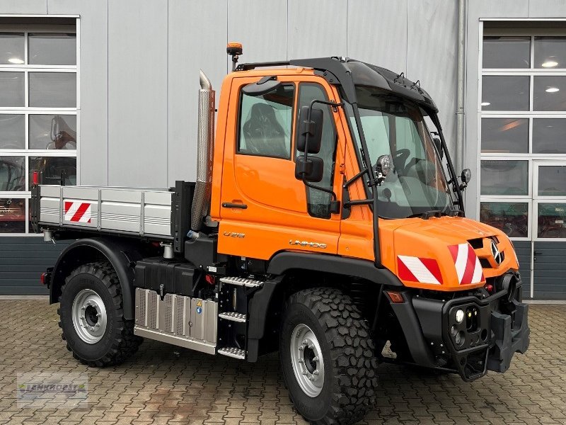 Unimog des Typs Mercedes-Benz U 219, Neumaschine in Wiefelstede-Spohle (Bild 1)