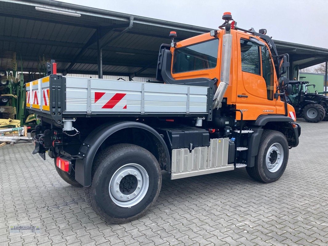 Unimog des Typs Mercedes-Benz U 427, Neumaschine in Wiefelstede-Spohle (Bild 3)