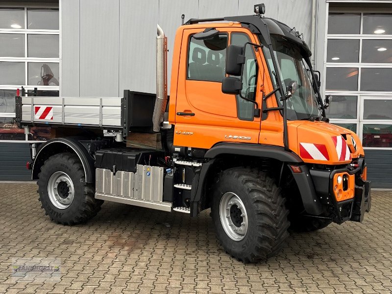 Unimog des Typs Mercedes-Benz U 427, Neumaschine in Aurich (Bild 1)