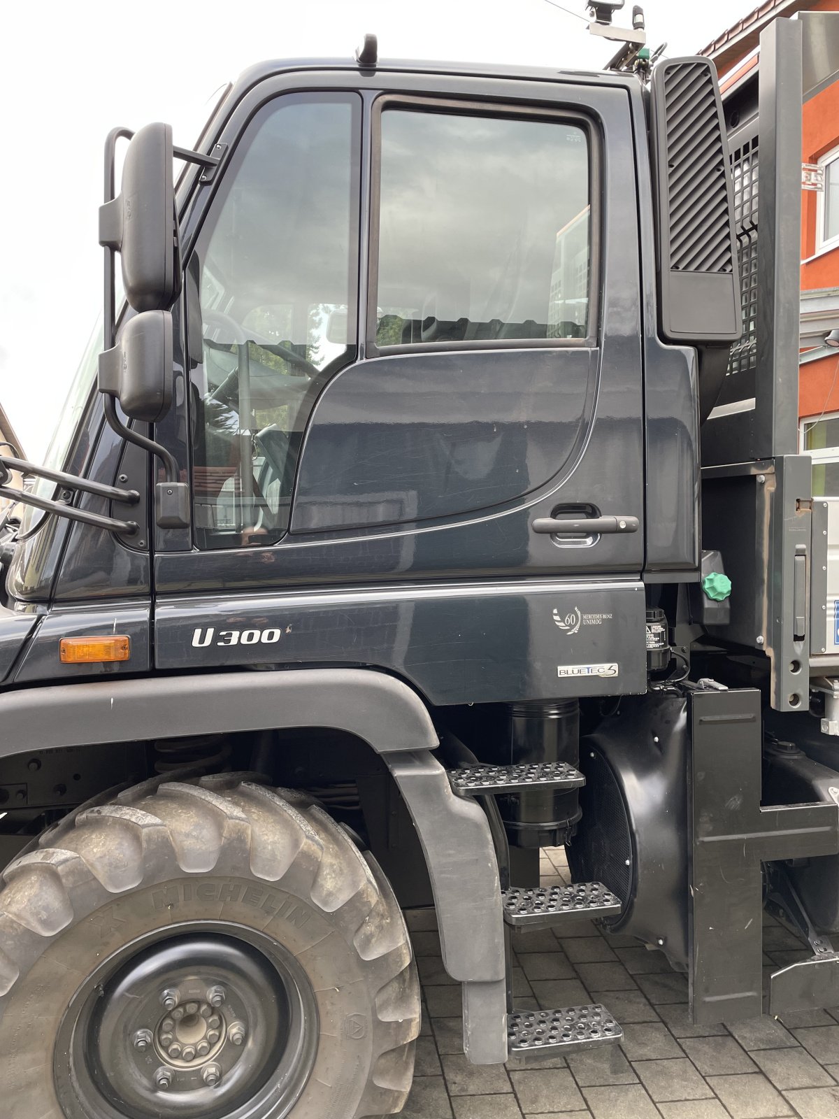 Unimog du type Mercedes-Benz Unimog U 300, Gebrauchtmaschine en Sinzing (Photo 2)