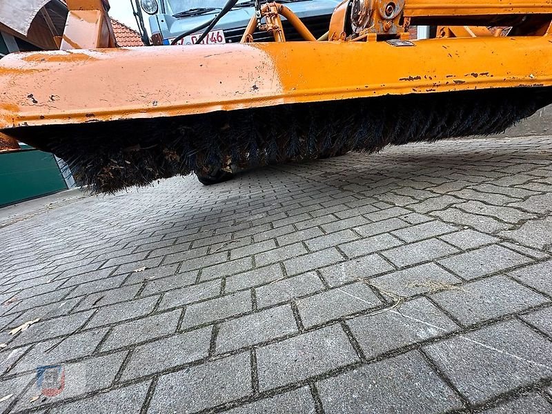 Unimog des Typs Schmidt Kehrbesen Unimog Kommunalplatte Zapfwelle, Gebrauchtmaschine in Fitzen (Bild 3)