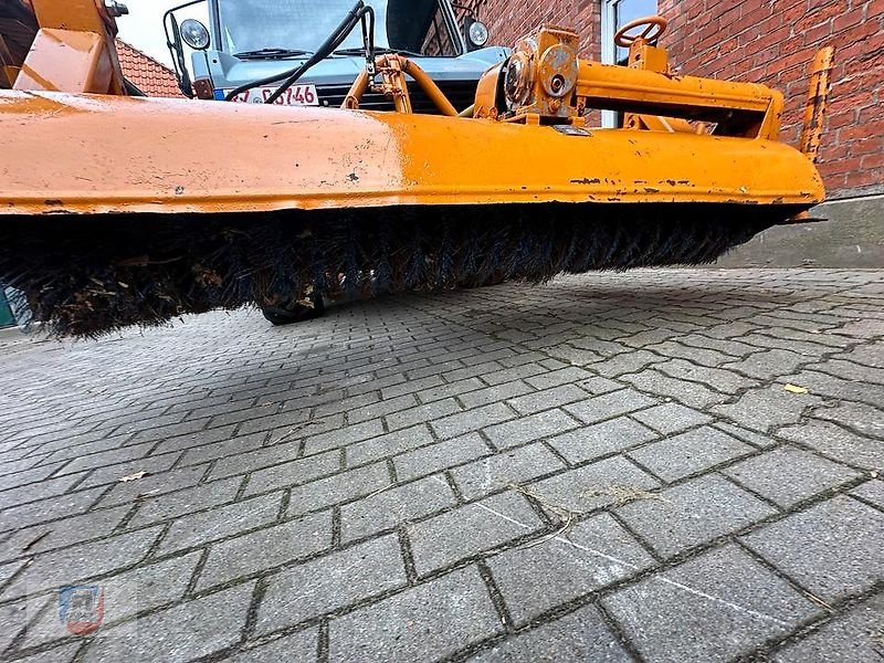 Unimog van het type Schmidt Kehrbesen Unimog Kommunalplatte Zapfwelle, Gebrauchtmaschine in Fitzen (Foto 17)