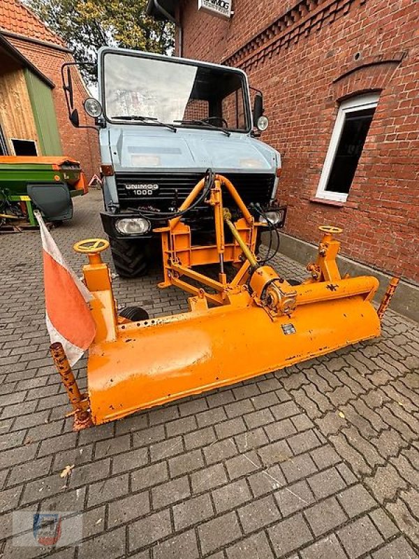 Unimog of the type Schmidt Kehrbesen Unimog Kommunalplatte Zapfwelle, Gebrauchtmaschine in Fitzen (Picture 2)