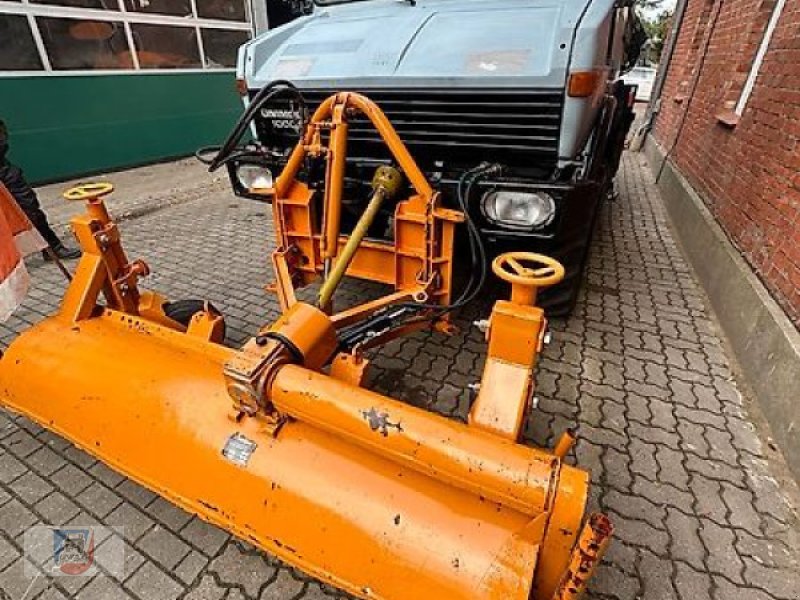 Unimog del tipo Schmidt Kehrbesen Unimog Kommunalplatte Zapfwelle, Gebrauchtmaschine en Fitzen