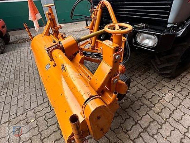 Unimog of the type Schmidt Kehrbesen Unimog Kommunalplatte Zapfwelle, Gebrauchtmaschine in Fitzen (Picture 1)