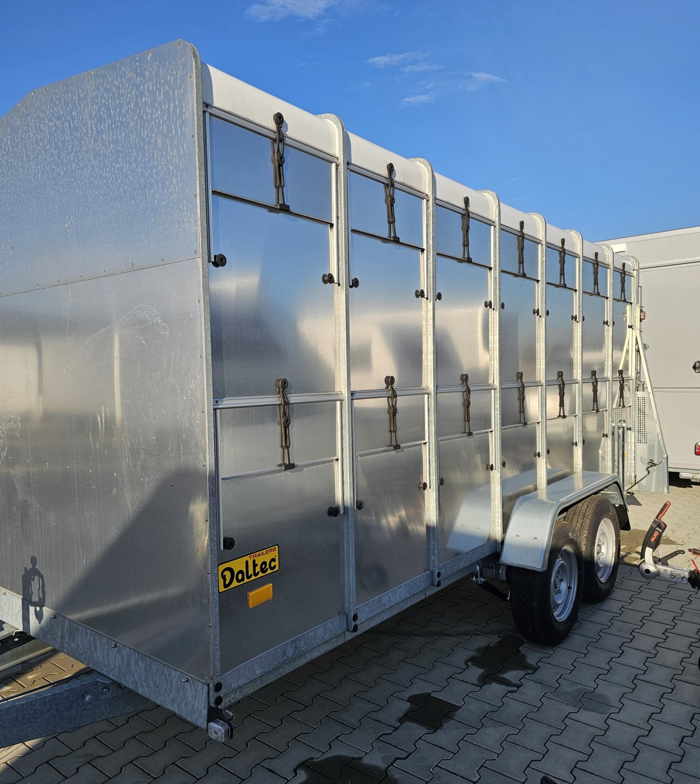 Viehanhänger des Typs Niewiadów Kleinviehtransporter VT2743, Neumaschine in Harmannsdorf (Bild 3)