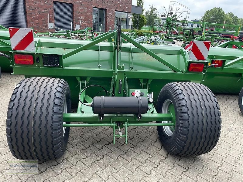 Walze des Typs JAKO 2-teilige Wiesenwalze M 275 mit schwerem Fahrgestell mit Druckluftbremse mit Bereifung 500/50-17, Neumaschine in Itterbeck (Bild 3)