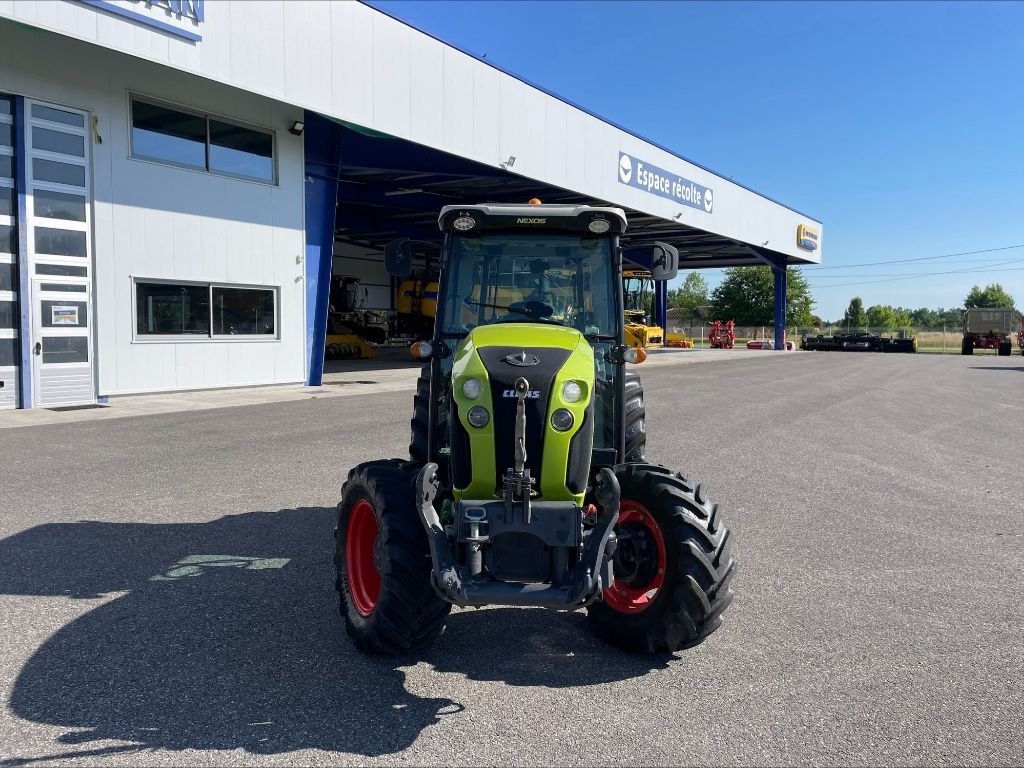 Weinbautraktor del tipo CLAAS NEXOS 230 F, Gebrauchtmaschine In Montauban (Immagine 2)