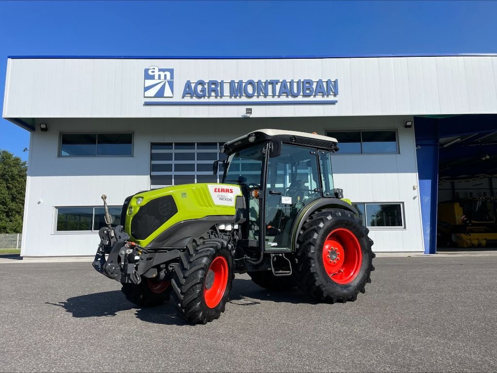 Weinbautraktor del tipo CLAAS NEXOS 230 F, Gebrauchtmaschine In Montauban (Immagine 1)