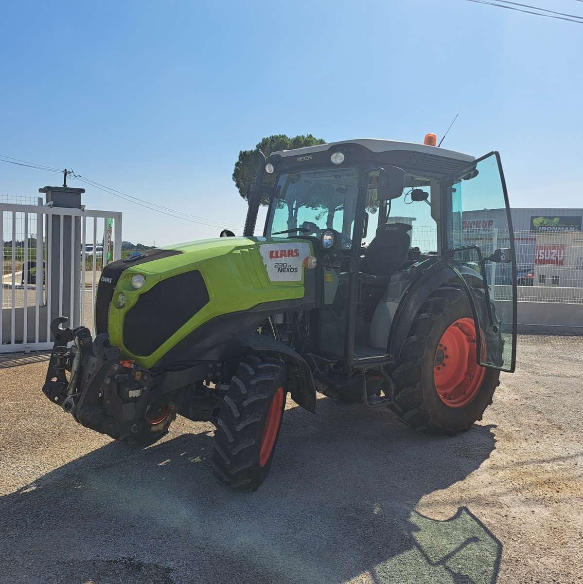 Weinbautraktor του τύπου CLAAS NEXOS 230VL, Gebrauchtmaschine σε UCHAUD (Φωτογραφία 5)