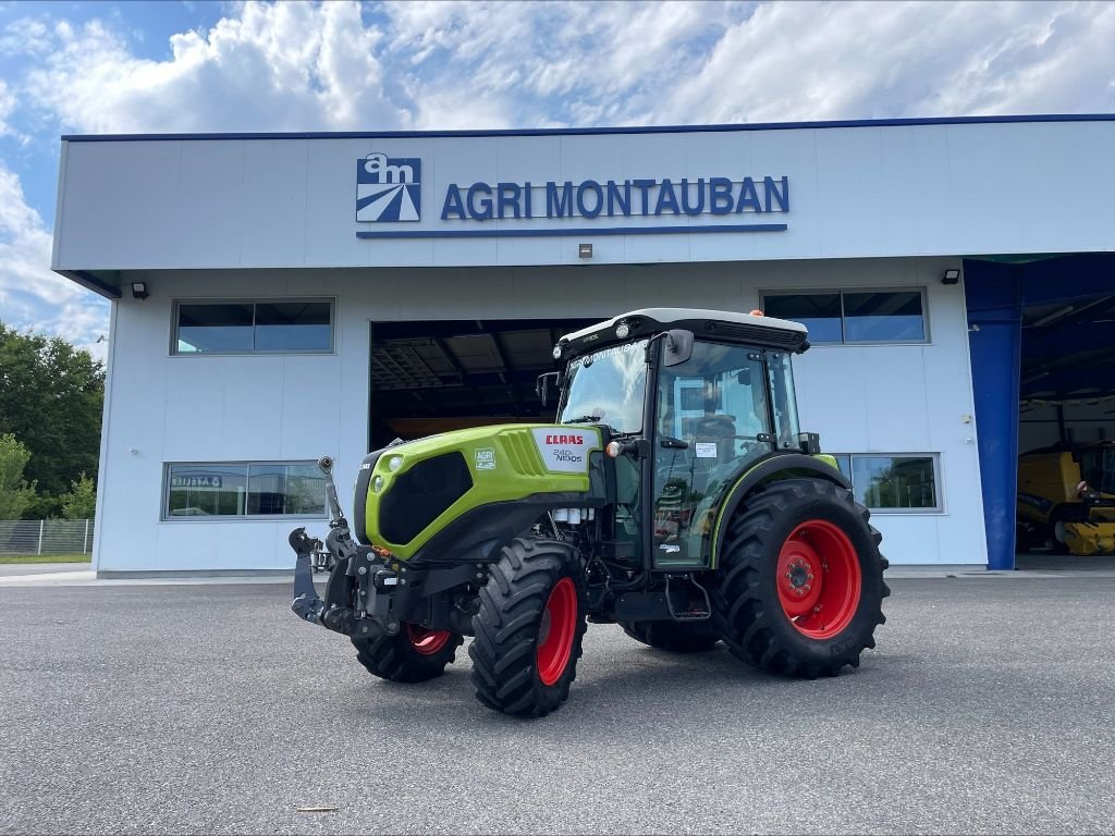 Weinbautraktor del tipo CLAAS NEXOS 240 F, Gebrauchtmaschine en Montauban (Imagen 1)