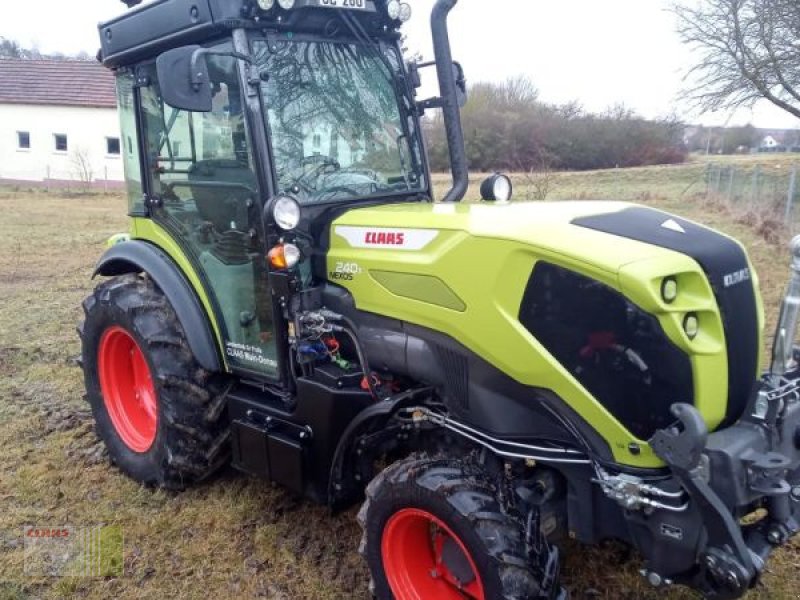 Weinbautraktor tip CLAAS NEXOS 240 S ADVANCED, Vorführmaschine in Werneck (Poză 1)