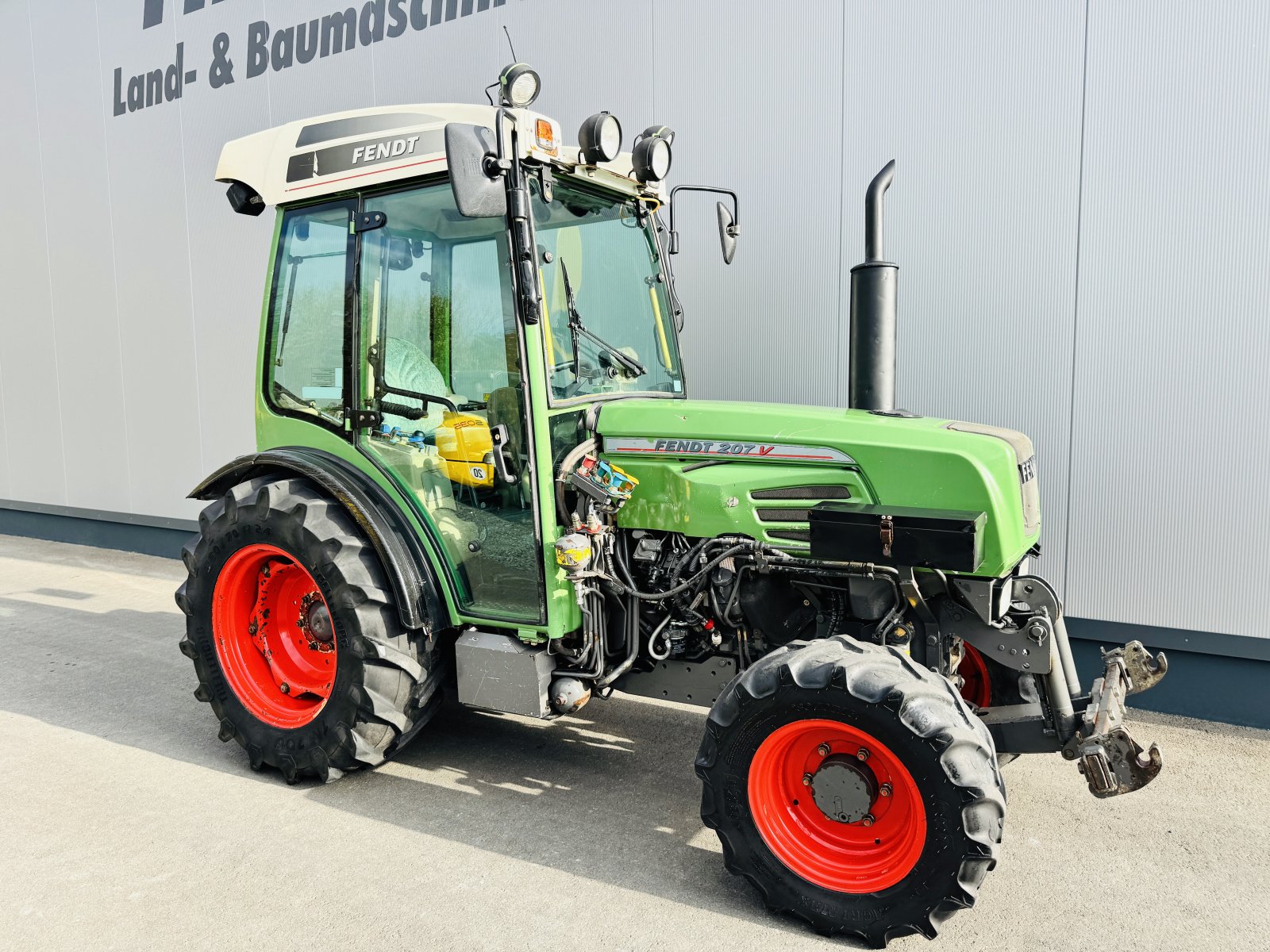 Weinbautraktor des Typs Fendt 207 VA - FRONTHYDRAULIK, Gebrauchtmaschine in Falkenstein (Bild 4)