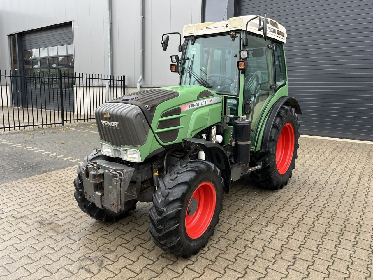 Weinbautraktor typu Fendt 208 F Vario, Gebrauchtmaschine w Beek en Donk (Zdjęcie 8)