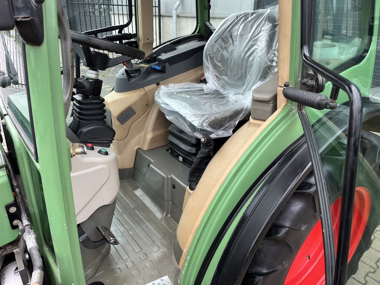 Weinbautraktor del tipo Fendt 208 F Vario, Gebrauchtmaschine In Beek en Donk (Immagine 11)