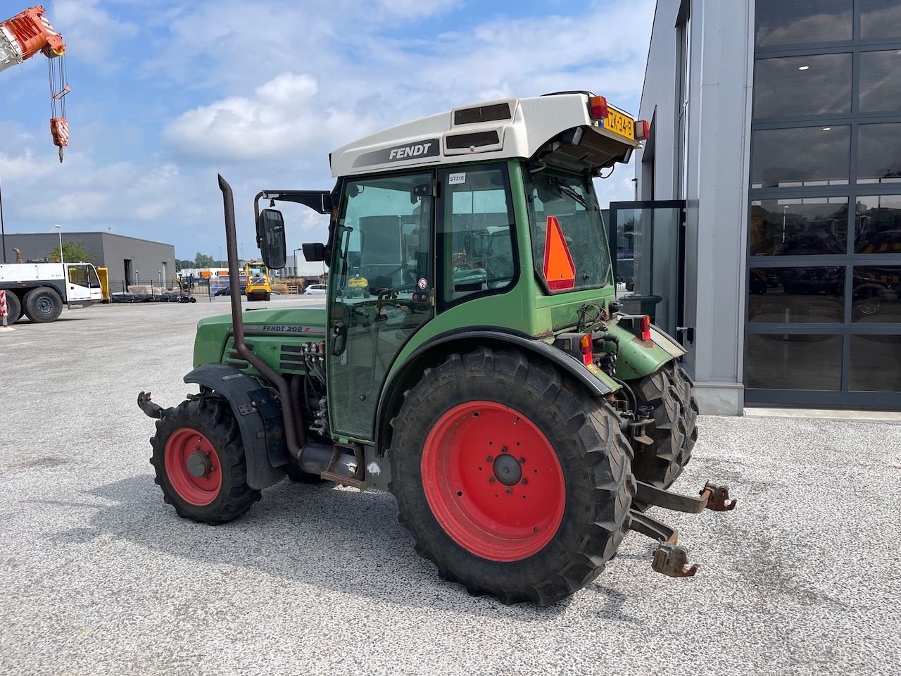 Weinbautraktor des Typs Fendt 208F, Gebrauchtmaschine in Holten (Bild 2)