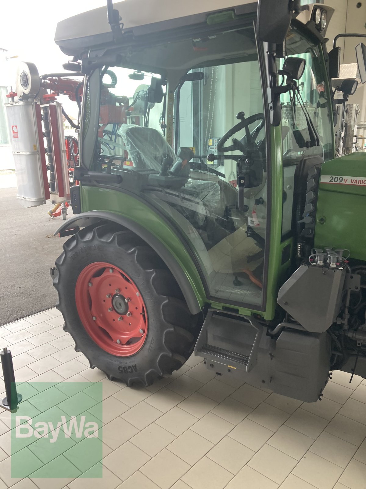 Weinbautraktor des Typs Fendt 209 Vario V, Gebrauchtmaschine in Volkach (Bild 2)