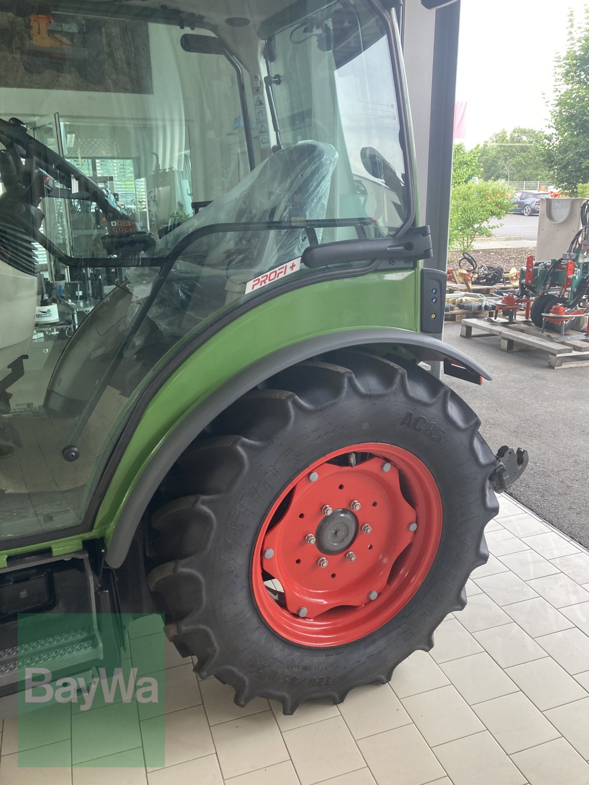 Weinbautraktor van het type Fendt 209 Vario V, Gebrauchtmaschine in Volkach (Foto 7)