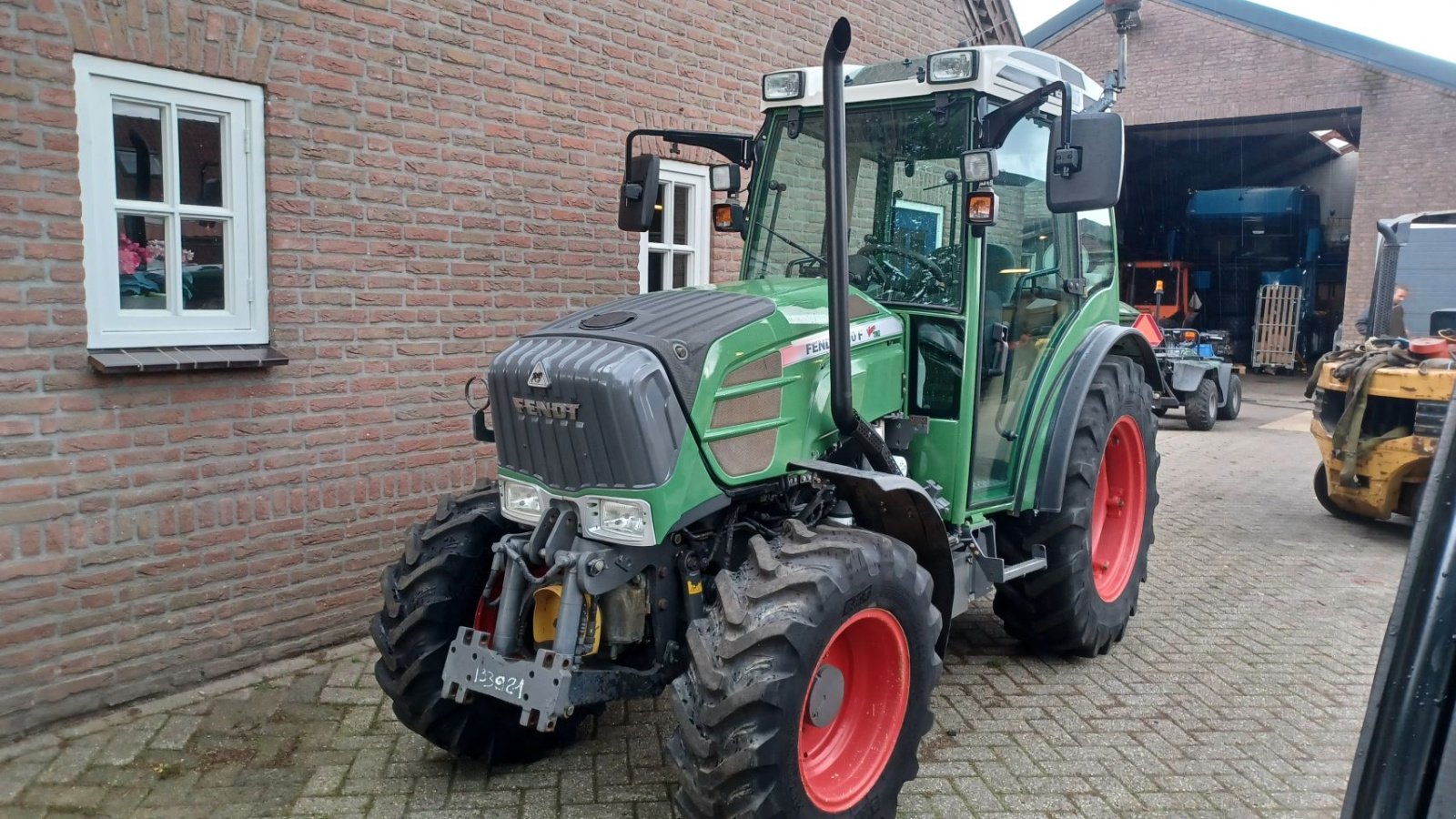 Weinbautraktor des Typs Fendt 210 f vario, Gebrauchtmaschine in Mariahout (Bild 2)