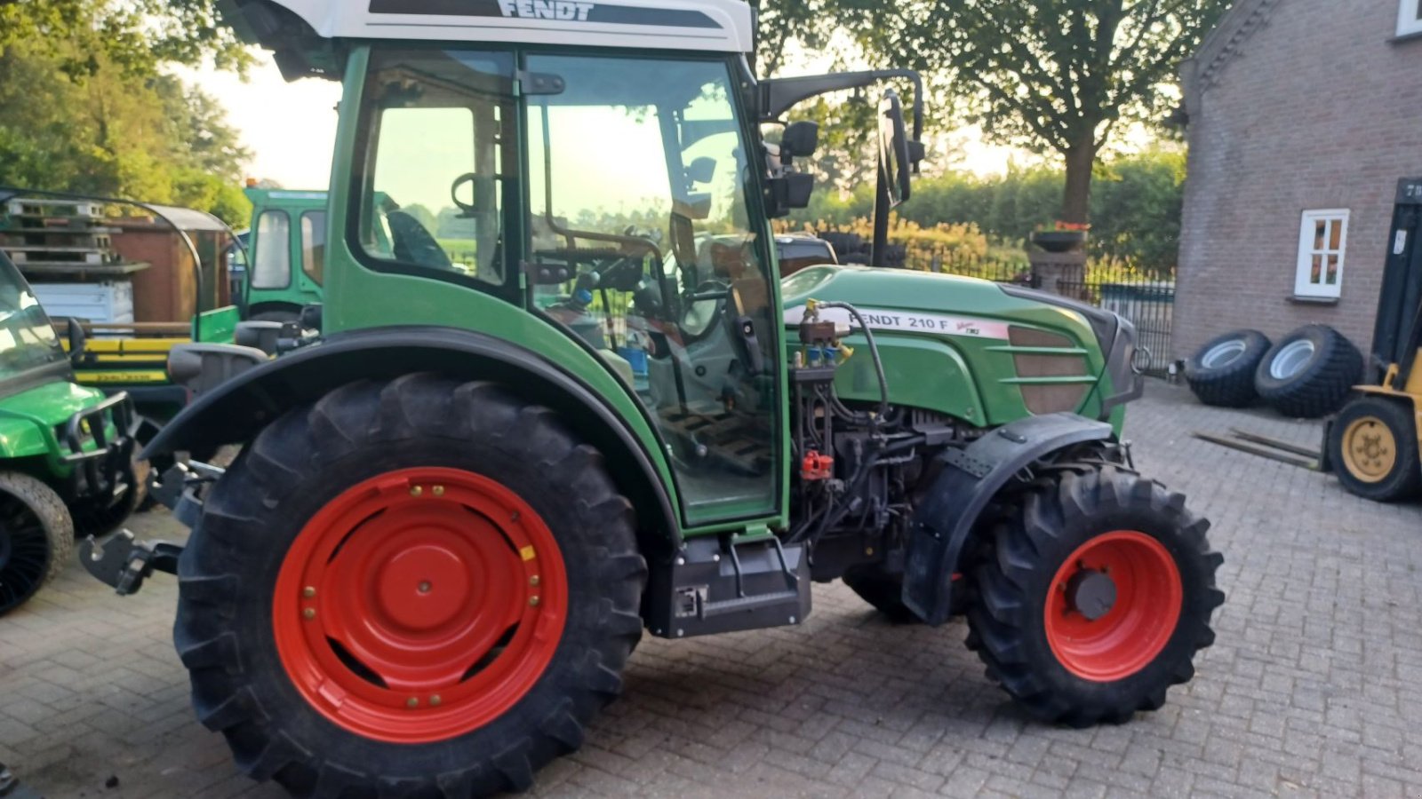 Weinbautraktor a típus Fendt 210 f vario, Gebrauchtmaschine ekkor: Mariahout (Kép 1)