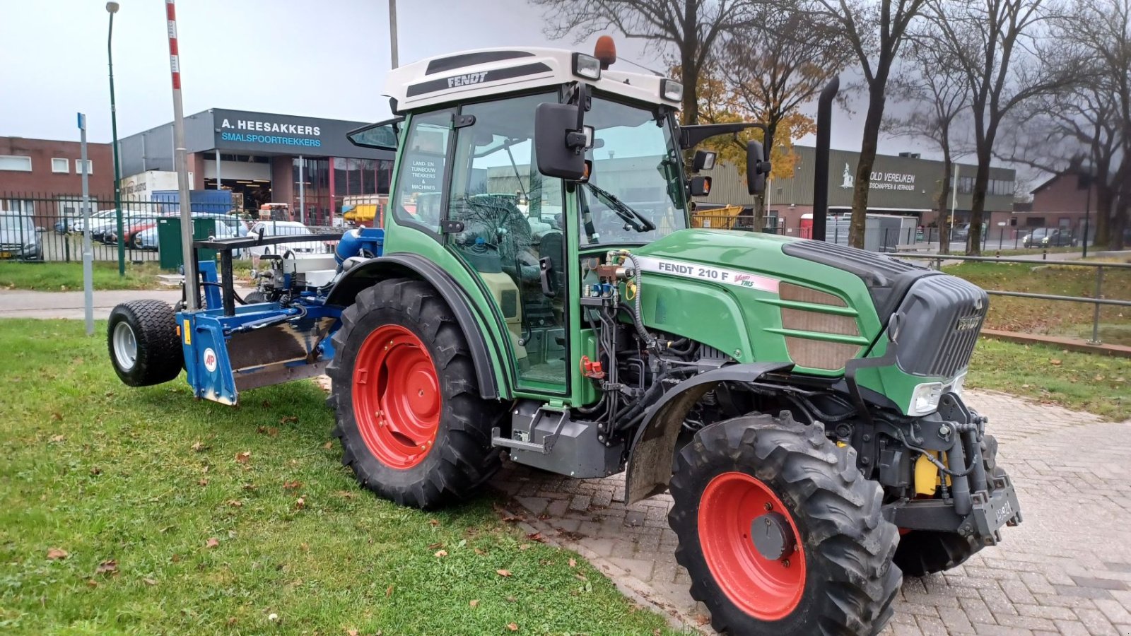 Weinbautraktor типа Fendt 210 f, Gebrauchtmaschine в Mariahout (Фотография 4)