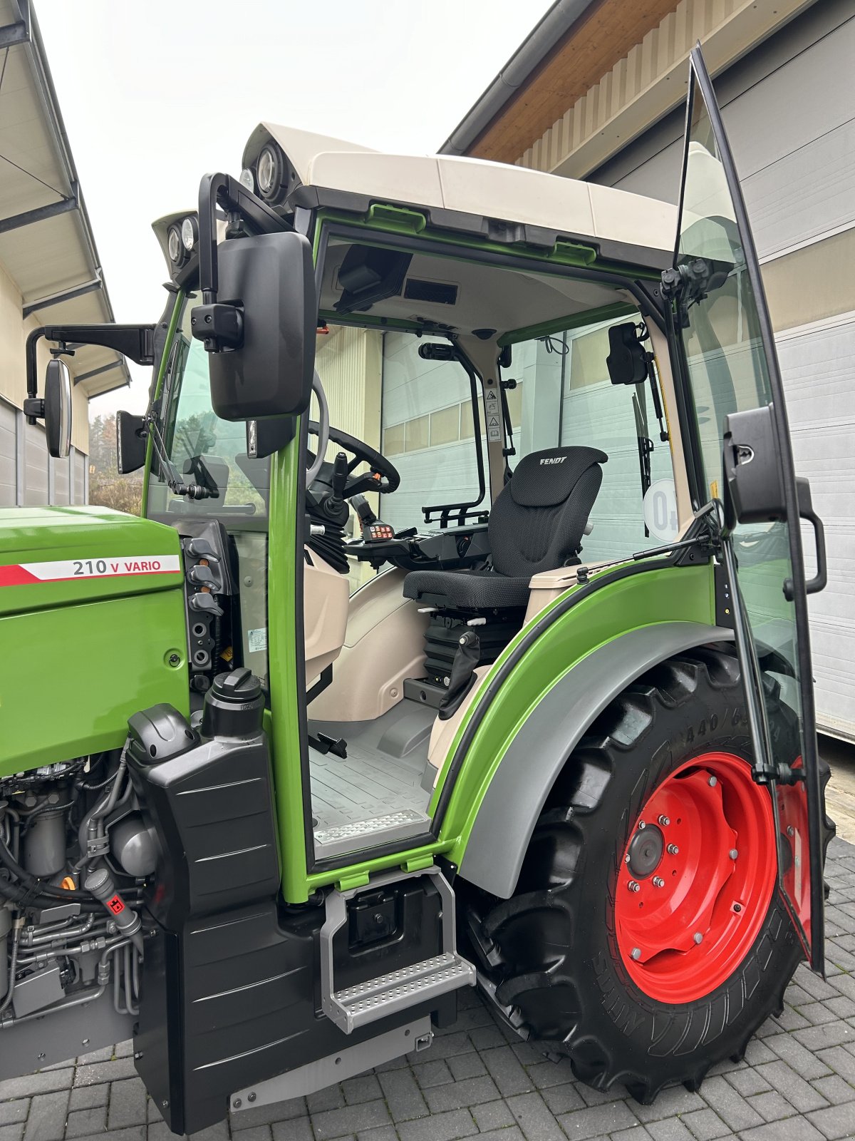 Weinbautraktor du type Fendt 210 Vario V Gen.3 Profi+ Profiplus Setting1 mit Frontzapfwelle Front-PTO, Gebrauchtmaschine en Weigendorf (Photo 12)