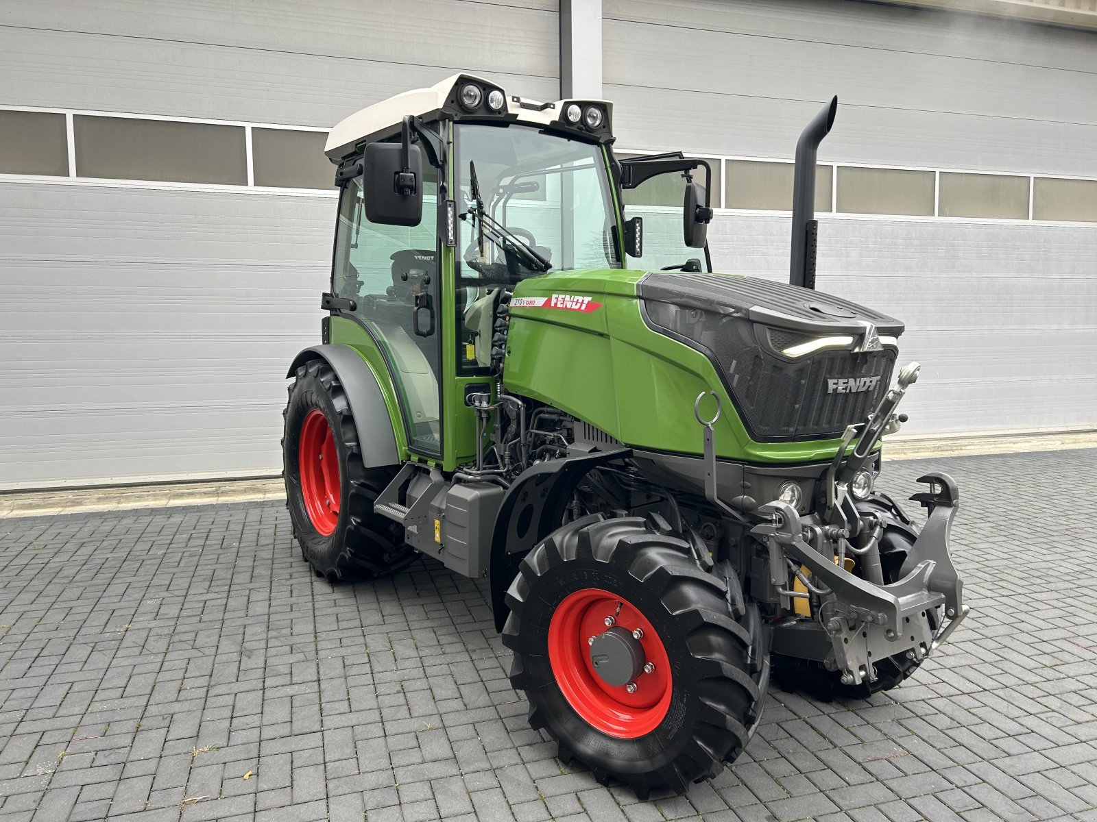 Weinbautraktor du type Fendt 210 Vario V Gen.3 Profi+ Profiplus Setting1 mit Frontzapfwelle Front-PTO, Gebrauchtmaschine en Weigendorf (Photo 9)